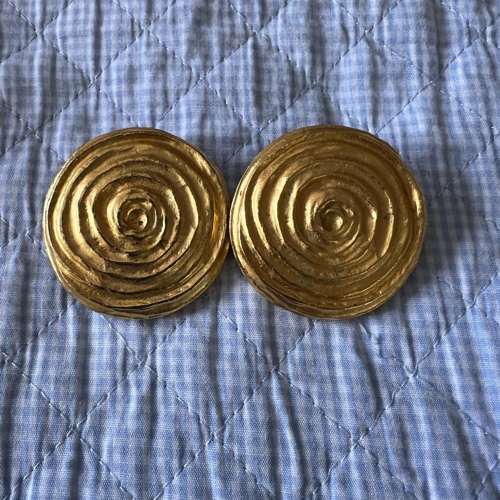 Women’s 1” gold colored clip on earrings
